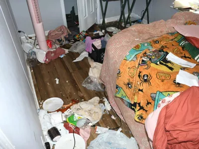 Najstnica naj bi skoraj leto dni živela med smetmi, pasjimi izločki in &scaron;čurki. 