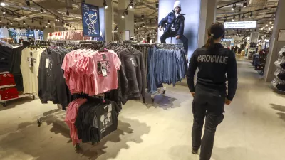 Varovanje - varnostnik - kraje - kraja 30.11.2024 - Primark je mednarodni trgovec, ki ponuja najnovejšo modo - trgovina za oblačili - obleke - FOTO: LUKA CJUHA