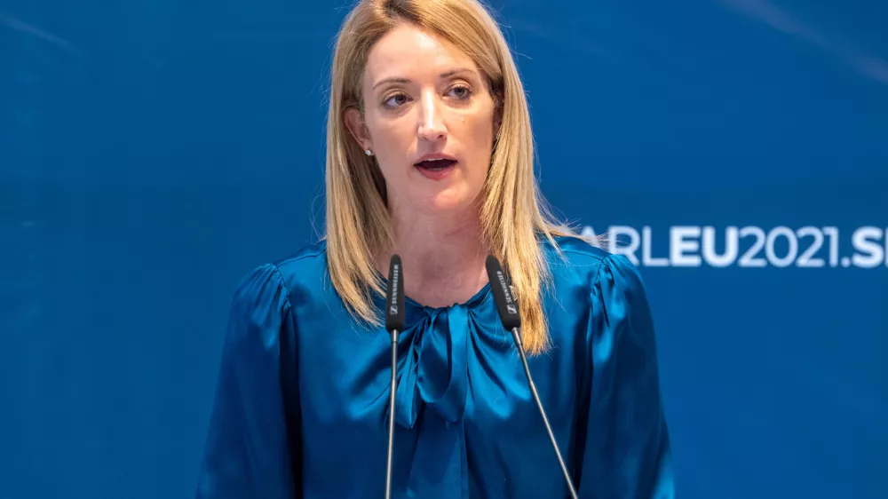 Brdo pri Kranju, Kongresni center Brdo.Konferenca predsednikov parlamentov drzav clanic EU.Skupna izjava za medije predsednika DZ Igorja Zorcica, predsednika DS Alojza Kovsce in predsednice Evropskega parlamenta Roberte Metsola pred zacetkom konference predsednikov parlamentov drzav clanic EU.Predsednica Evropskega parlamenta Roberta Metsola.