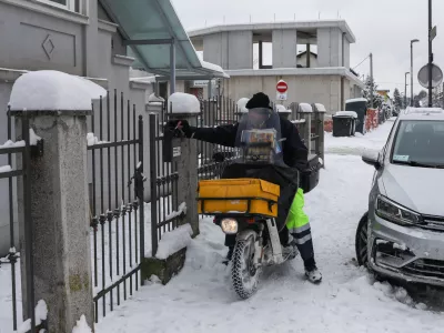 - 07.01.2026. - Reportaža o stanju v LJubljani po sneženju 6. januarja. Po&scaron;tar na neoči&scaron;čenem pločniku s skuterjem v Rožni dolini v Ljubljani. Sneg Sneženje.//FOTO: Bojan Velikonja