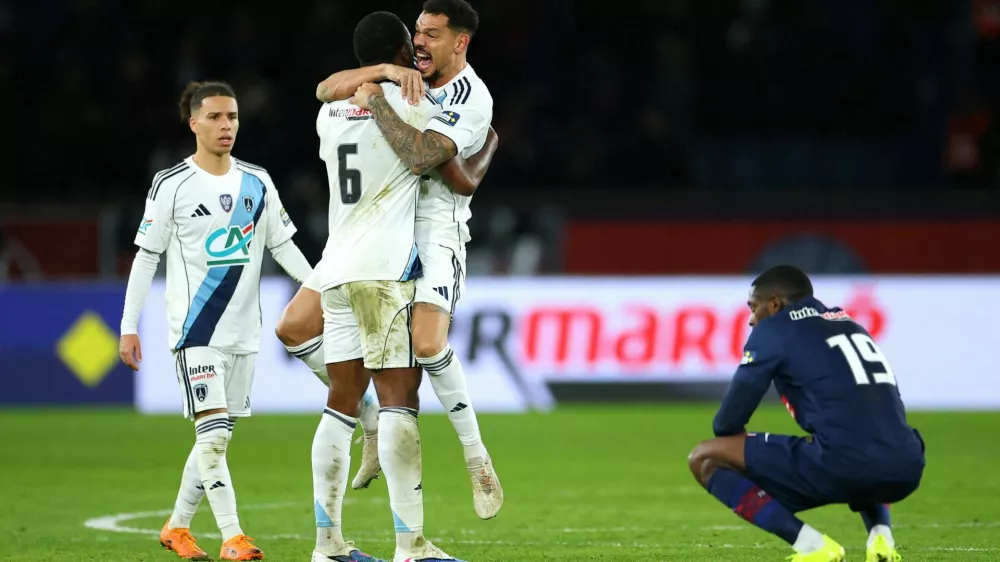 Soccer Football - Coupe de France - Round of 32 - Paris St Germain v Paris FC - Parc des Princes, Paris, France - January 12, 2026 Paris FC's Otavio and Timothee Kolodziejczak celebrate after the match as Paris St Germain's Ousmane Dembele looks dejected REUTERS/Gonzalo Fuentes   TPX IMAGES OF THE DAY
