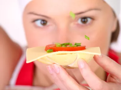 Seasoning sandwich V novo leto vstopite fit z Jo&scaron;tomNajbolj&scaron;i recept za zdrav videz in dobro počutje je uravnotežena kombinacija telesne vadbe in prehrane. Vsak dan povprečno zaužijemo več kalorij, kot jih za normalno delovanje potrebuje na&scaron;e telo, zato so za njihovo učinkovito izgorevanje priporočljive predvsem intenzivne, dinamične vaje kot denimo tek, plavanje ali kolesarjenje. Seveda pa je po naporni vadbi nujna tudi regeneracija. &Scaron;tevilni &scaron;portniki pri prehrani po treningu prisegajo na mleko in mlečne izdelke, saj so ti lahko prebavljivi in predstavljajo vir za mi&scaron;ice nujno potrebnih beljakovin, kalcija in esencialnih ma&scaron;čob. Po naporni vadbi je priporočljivo, da si brez slabe vesti privo&scaron;čite sir Jo&scaron;t v družbi zelenjave ali sadja, torej živil z nizkim glikemičnim indeksom in s tem kakovostno poskrbite za utrujeno telo. Če vas skrbi dieta pa lahko izberete lahki Jo&scaron;t z manj kalorijami.