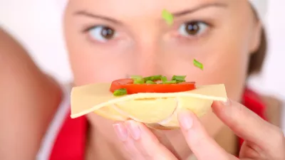 Seasoning sandwich V novo leto vstopite fit z Jo&scaron;tomNajbolj&scaron;i recept za zdrav videz in dobro počutje je uravnotežena kombinacija telesne vadbe in prehrane. Vsak dan povprečno zaužijemo več kalorij, kot jih za normalno delovanje potrebuje na&scaron;e telo, zato so za njihovo učinkovito izgorevanje priporočljive predvsem intenzivne, dinamične vaje kot denimo tek, plavanje ali kolesarjenje. Seveda pa je po naporni vadbi nujna tudi regeneracija. &Scaron;tevilni &scaron;portniki pri prehrani po treningu prisegajo na mleko in mlečne izdelke, saj so ti lahko prebavljivi in predstavljajo vir za mi&scaron;ice nujno potrebnih beljakovin, kalcija in esencialnih ma&scaron;čob. Po naporni vadbi je priporočljivo, da si brez slabe vesti privo&scaron;čite sir Jo&scaron;t v družbi zelenjave ali sadja, torej živil z nizkim glikemičnim indeksom in s tem kakovostno poskrbite za utrujeno telo. Če vas skrbi dieta pa lahko izberete lahki Jo&scaron;t z manj kalorijami.
