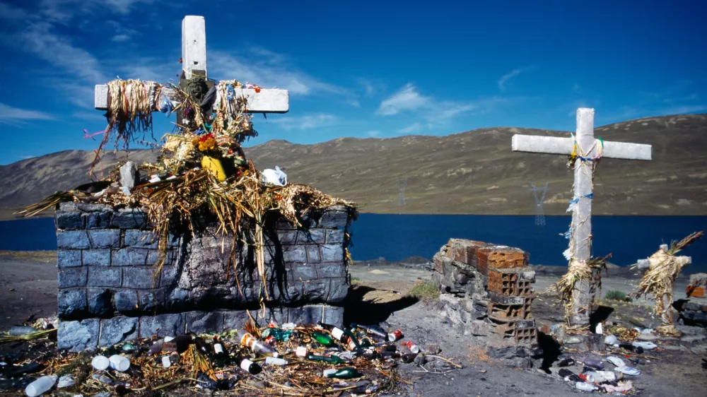 Bolivija, obeležje žrtvam prometnih nesreč. Foto: Reuters/Alamy