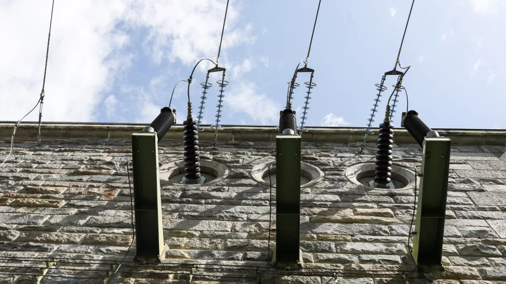 Daljnovod, enegetika, eleektrika.Hidroelektrarna Mariborski otok v lasti Dravske elktrarne Maribor- 19.07.2023 &ndash; gradnja - Pilotna geotermalna elektrarna na obstoječi plinski vrtini Pg-8 (SI-Geo-Electricity) v naselju Čentiba v občini Lendava - proizvodnja električne energije iz obnovljivih virov. //FOTO: Bojan Velikonja