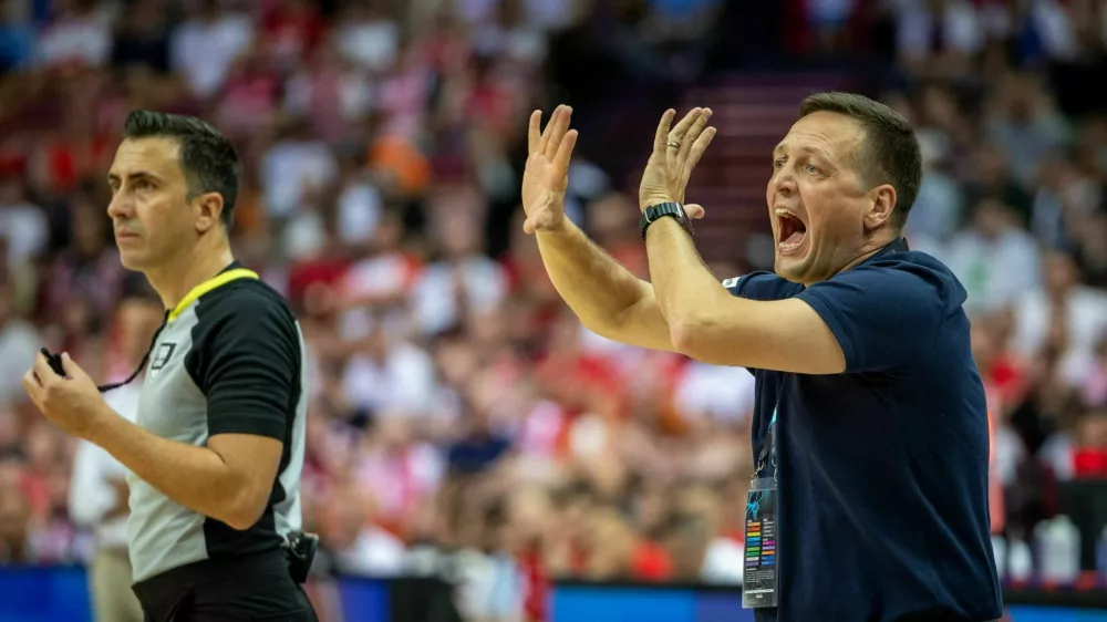 Basketball - FIBA EuroBasket 2025 - Group Phase - Slovenia v Poland - Spodek, Katowice, Poland - August 28, 2025 Slovenia coach Aleksander Sekulic Grzegorz Celejewski/Agencja Wyborcza.pl via REUTERS ATTENTION EDITORS - THIS IMAGE WAS PROVIDED BY A THIRD PARTY. POLAND OUT. NO COMMERCIAL OR EDITORIAL SALES IN POLAND.