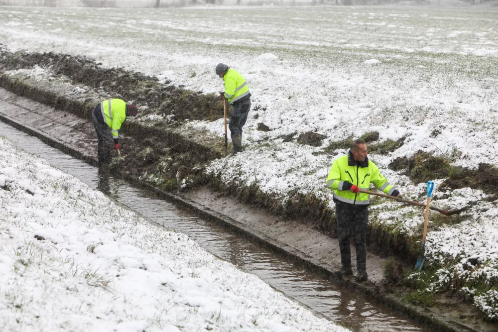 Gradbena dela&nbsp;ob Poti ob žici v snegu.&nbsp;/ Foto: Bojan Velikonja