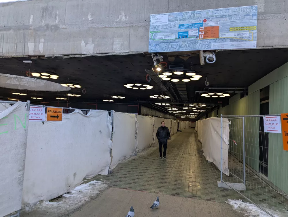 Na stropu so že prave luči, zidovi dobivajo barvo, kakr&scaron;na bo tudi na koncu.