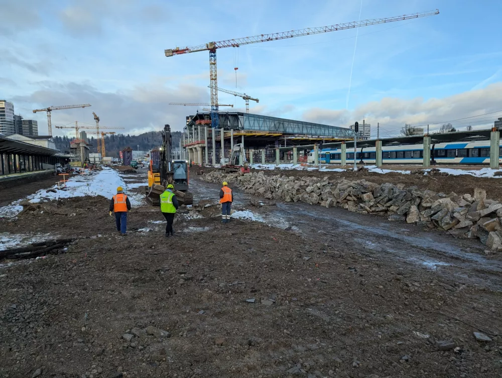 Del peronov in tirov pa &scaron;e vedno intenzivno gradijo. Takega vzdu&scaron;ja tam bržkone ni bilo, od kar je prvi vlak pripeljal z Dunaja.