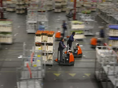 - Nizozemska 2011 - borza cvetja Aalsmeer - največja dražba cvetja na svetu, skladi&scaron;če - viličar /FOTO: Bojan Velikonja OPOMBA: ZA OBJAVO V PRILOGI &ndash; DNEVNIKOV OBJEKTIV - REPORTAŽA 2011