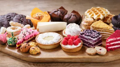 Sladice so poleg vsega zelo mamljivih barv in okusov. / Foto: Istock