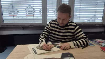 Avtor med podpisovanjem posebnih izvodov.