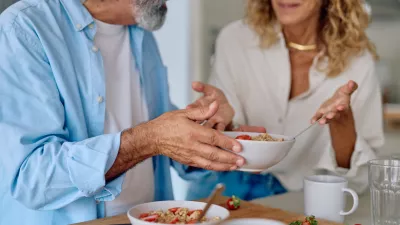 Po 50. letu ne velja pravijo »jesti manj«, ampak jesti pametneje. / Foto: Getty Images