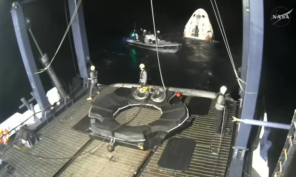 Dvigovanje kapsule dragon iz Tihega oceana.