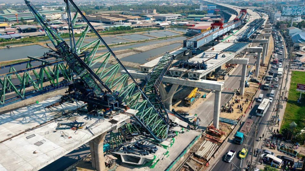 A construction crane that collapsed on the Rama 2 Road elevated expressway in Samut Sakhon province, Thailand on Thursday, Jan. 15, 2026. (AP Photo/Arnun Chonmahatrakool)