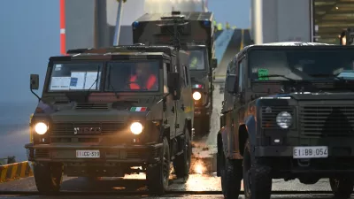 15 January 2026, Lower Saxony, Emden: Italian soldiers arrive with equipment and vehicles as The North Atlantic Treaty Organization (NATO) launches 'Steadfast Dart,' its largest multinational exercise of the year. Photo: Lars Penning/dpa