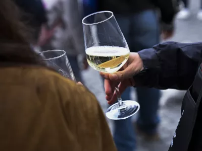 alkohol alkoholizem simbolična fotografijavino vinarstvopitje08.11.2025 Martinovanje v Ljubljani - Ljubljanska vinska pot Foto: Nik Erik Neubauer