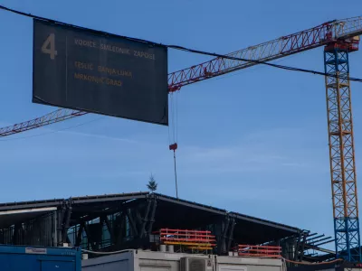 14.01.2026 - Železni&scaron;ka postaja Ljubljana - gradbi&scaron;če - Smreka - smrekica na strehiFoto: Luka Cjuha