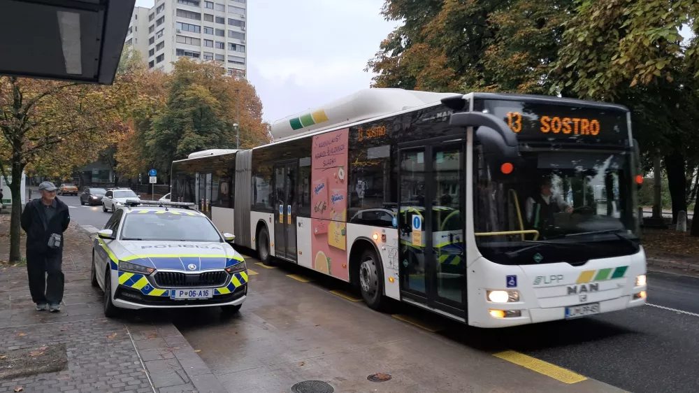 Nepravilno parkiranje, avtobus LPP, Ambrožev TrgFoto: Miha K. Turk 