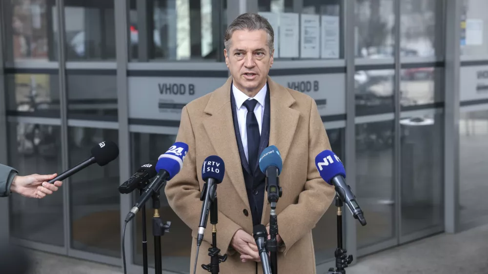 - 04.12.2024 - predsednik vlade Robert Golob je bil vabljen na zasli&scaron;anje na KPK - v sklopu preiskave o domnevnih političnih pritiskih na delo policije zasli&scaron;ala predsednika vlade Roberta Goloba in več prič. Med njimi so tudi nekdanja notranja ministrica Tatjana Bobnar, biv&scaron;i vr&scaron;ilec dolžnosti generalnega direktorja policije Bo&scaron;tjan Lindav, aktualna državna sekretarka na notranjem ministrstvu Tina Heferle in biv&scaron;i državni sekretar na tem ministrstvu Branko Lobnikar//FOTO: Jaka Gasar