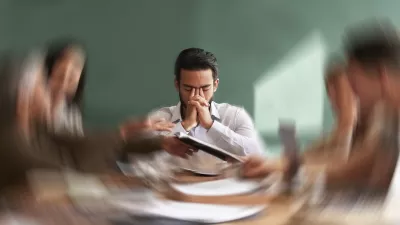 Stress, migraine and motion blur with a business man in a meeting feeling frustrated, tired or overworked. Mental health, anxiety and headache with an exhausted male employee suffering from fatigue / Foto: Jacob Wackerhausen, Getty Images
