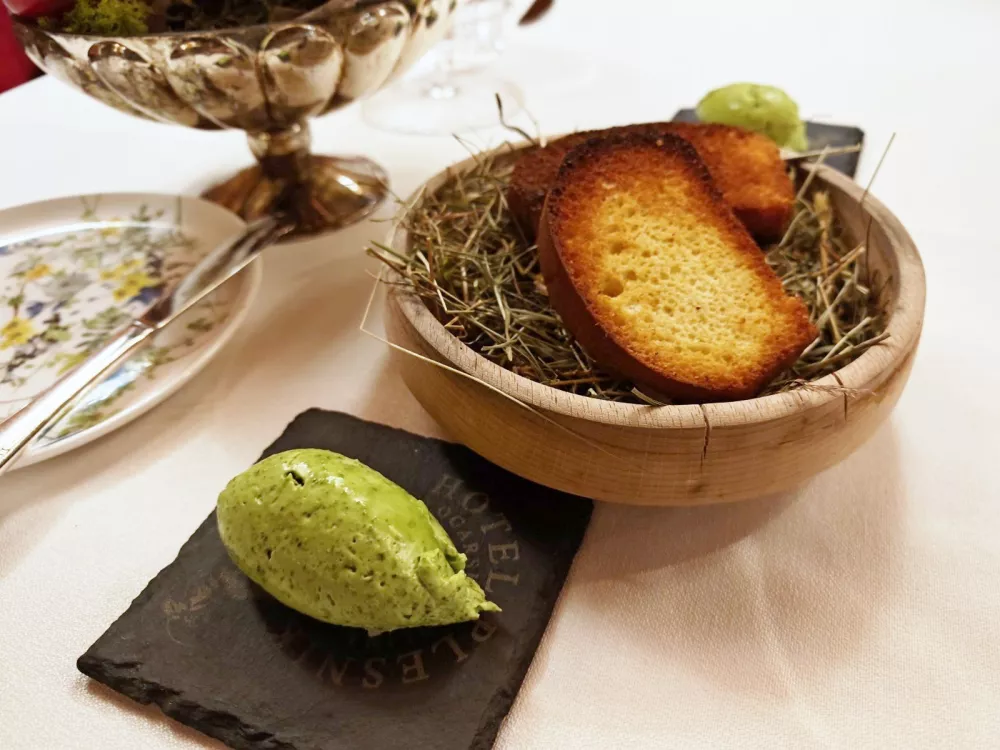 Čemaževo maslo, Hotel Plesnik