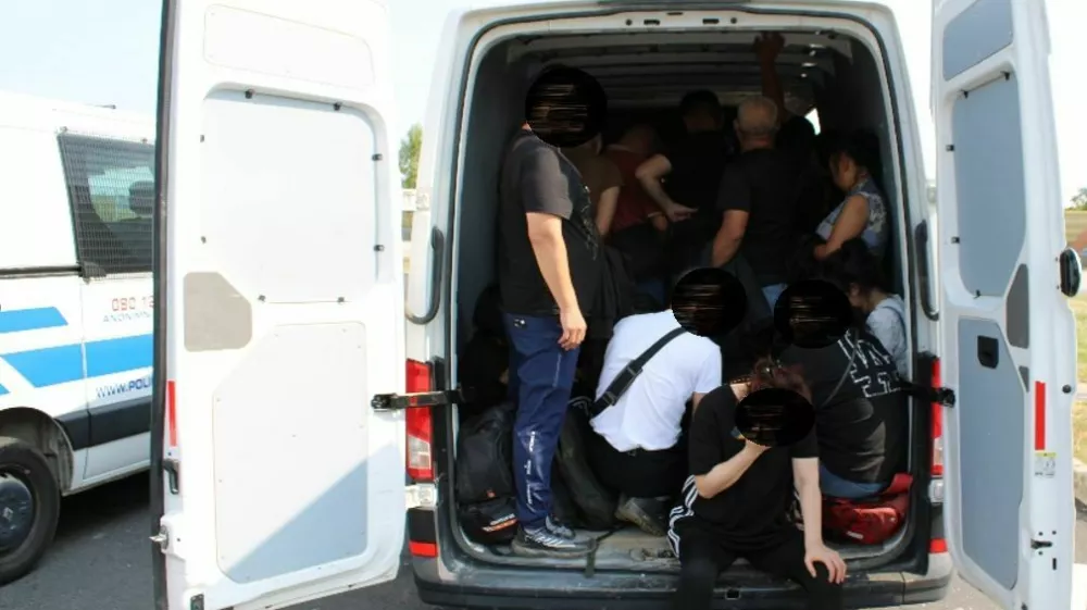 Otroci v prtljažniku in pod armaturo, a "nevarnost ni bila konkretna"