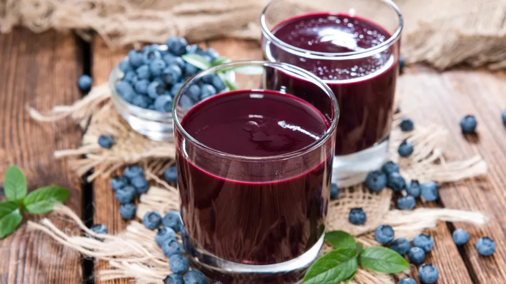 Fresh made Blueberry Juice with some fruits on wooden background / Foto: Handmadepictures