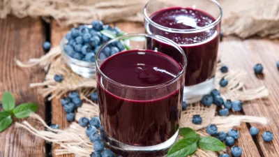 Fresh made Blueberry Juice with some fruits on wooden background / Foto: Handmadepictures