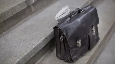 Brown briefcase waiting on the steps of an Office Tower Building. / Foto: Chuckstryker Getty Images/istockphoto