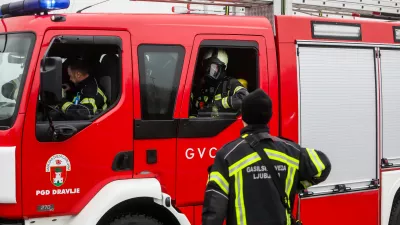 -14.12.2025. - Obsežen požar skladišča in logističnega centra SPAR Slovenija.- gasilci,//FOTO: Bojan Velikonja