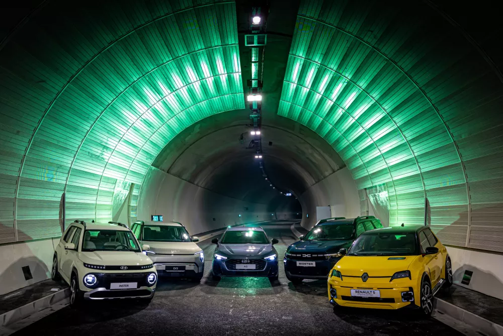 Za naziv Slovenski avto leta 2026 so se v finalu potegovali od leve proti desni: hyundai inster, kia EV3, audi A5, dacia bigster in renault 5.