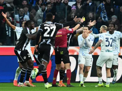 Soccer Football - Serie A - Udinese v Inter Milan - Bluenergy Stadium, Udine, Italy - January 17, 2026 Inter Milan and Udinese players react towards referee Marco Di Bello REUTERS/Jennifer Lorenzini