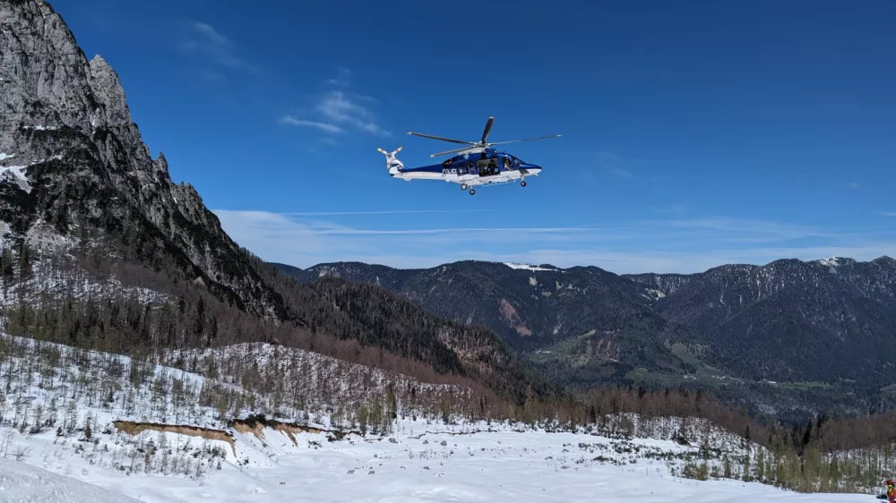 Gornika na območju &Scaron;pikovega grabna odnesel snežni plaz 