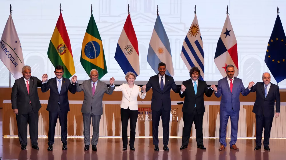 Panama's President Jose Raul Mulino, from left, Bolivian President Rodrigo Paz, European Council President Antonio Costa, European Commission President Ursula von der Leyen, Paraguay's President Santiago Pena, Argentina's President Javier Milei, Uruguay's President Yamandu Orsi and Brazilian Minister of Foreign Affairs Mauro Vieira, pose for a group photo during a meeting to sign a free trade deal between the European Union and Mercosur in Asuncion, Paraguay, Saturday, Jan. 17, 2026. (AP Photo/Jorge Saenz)