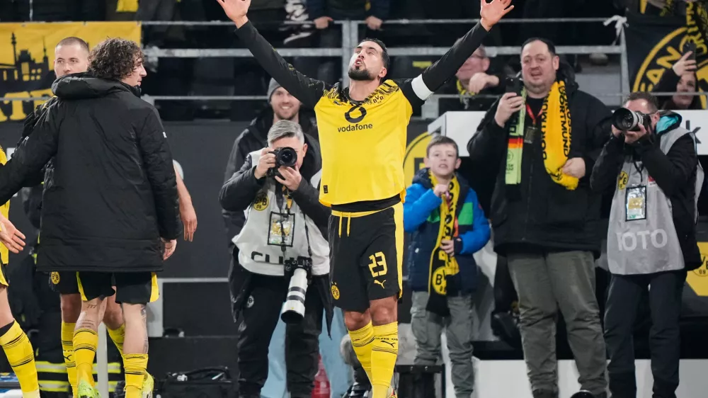 challenge for the ball during the German Bundesliga soccer match between Borussia Dortmund and St. Pauli in Dortmund, Germany, Saturday, Jan. 17, 2026. (AP Photo/Martin Meissner)