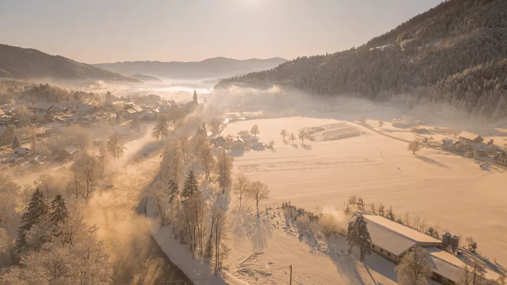 Snega sicer ne bo, mraz pa se je vrnil. Slika je simbolična. Na njej je Ljubno ob Savinji. / Foto: Istock