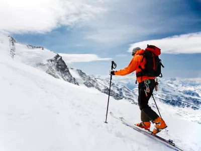 Zadnje čase je bilo smrtno po&scaron;kodovanih več turnih smučarjev. Slika je simbolična. / Foto: Istock