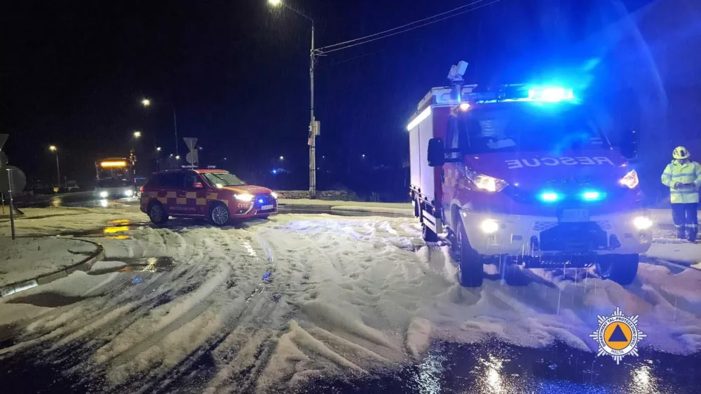 Na terenu so bili gasilci, saj zimske službe običajno ne rabijo.