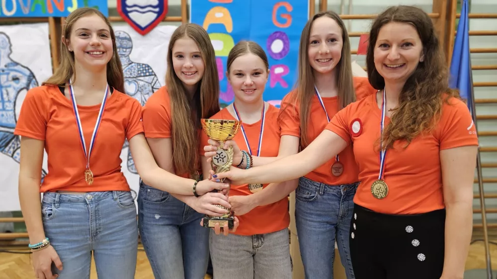 Planinske brihte (PD Medvode) so kot prva ekipa v 36-letni zgodovini tekmovanja Mladina in gore zmagale tri leta zapored. F Manca Ogrin