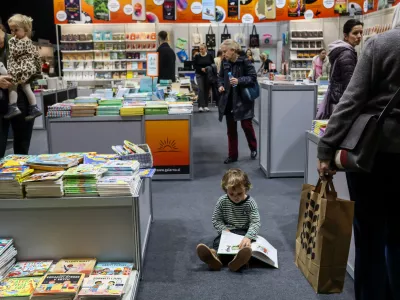 - branje knjige- 26.11.2025. - Kjižni sejem 2025,.//FOTO: Bojan Velikonja