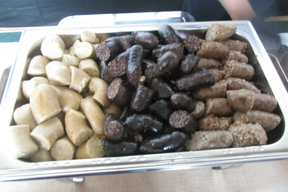  Letos so spekli 180 kg čurk; glede na sestavine, pri katerih je osnova mleto svinjsko meso in začimbe, se delijo na &ndash; črne (ajdova ka&scaron;a in svinjska kri), sive (ajdova ka&scaron;a) in bele čurke (prosena ka&scaron;a).