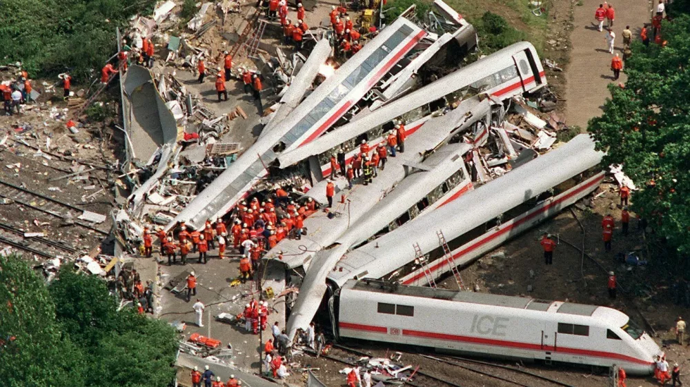 Železni&scaron;ka nesreča leta 1998 v nem&scaron;kem kraju Eschede, kjer je umrl 101 človek. 