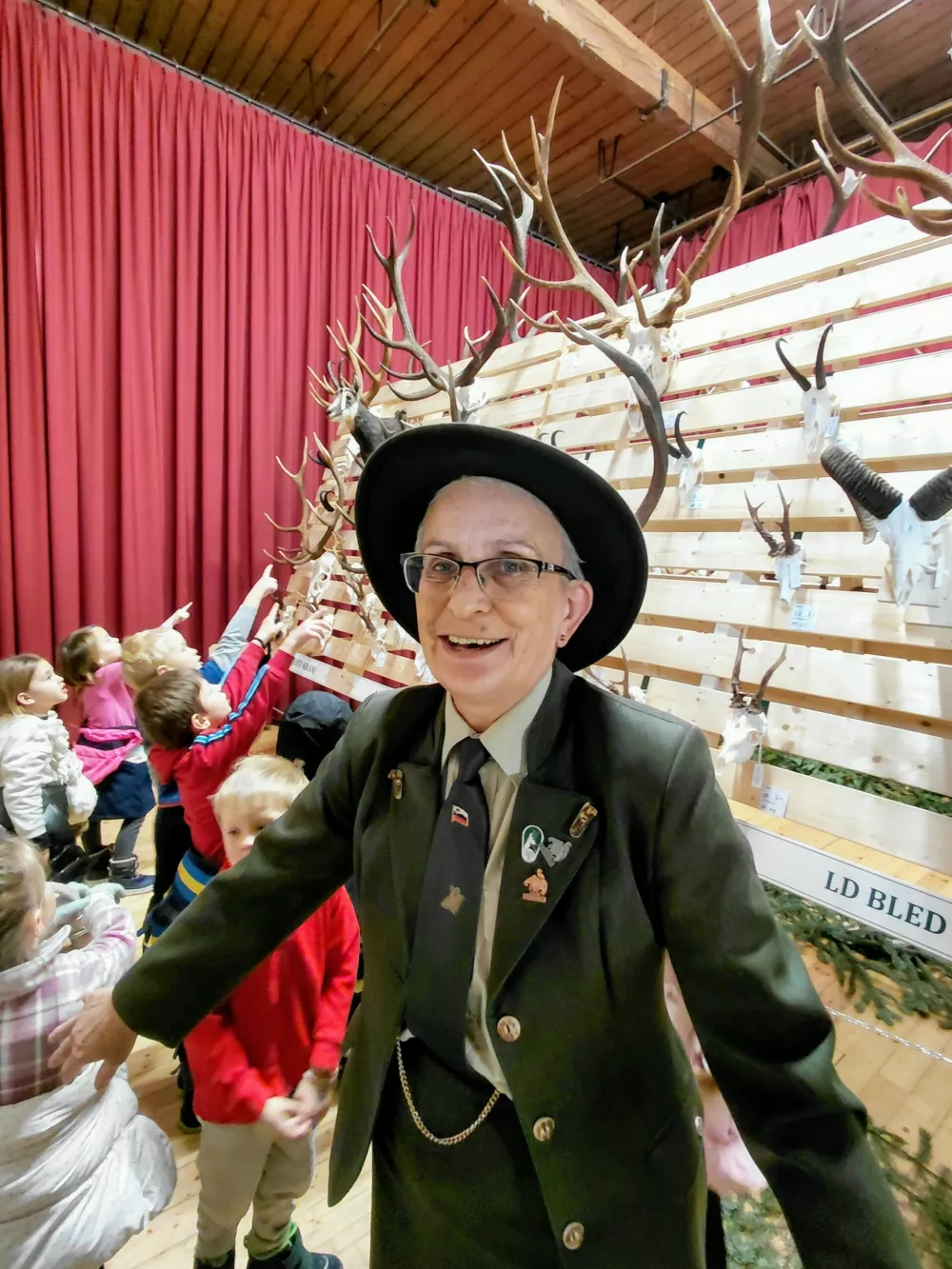 Lovci opozarjajo na nedopustna nočna lomastenja v gozdu