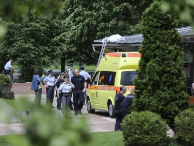 - 23.05.2014 - Smrtnikova ulica v Ljubljani - mo&scaron;ki je z otrokom v naročju skočil skozi okno bloka v 7. nadstropju.- mo&scaron;ki in otrok - samomor - nesreča    //FOTO: Jaka Gasar
