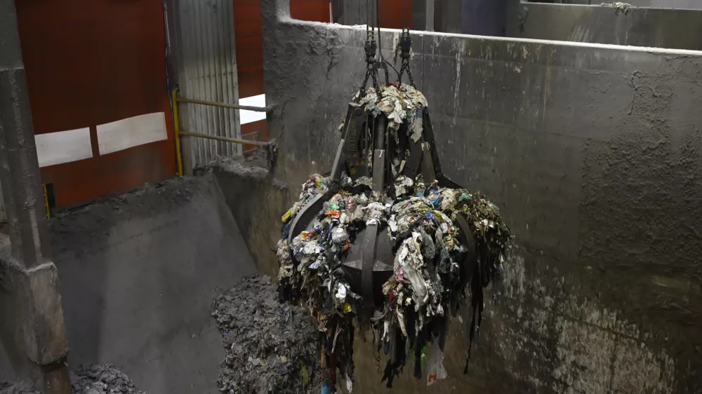 - mehanska obdelava odpadkov -- 11.09.2023 - Regijski center za ravnanje z odpadki RCERO Ljubljana - deponija Barje, Cesta dveh cesarjev 101 //FOTO: Nik Erik Neubauer