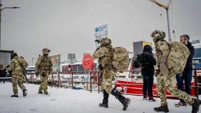 Danish soldiers walk after disembarking at the harbor in Nuuk, Greenland, January 18, 2026. Mads Claus Rasmussen/Ritzau Scanpix/via REUTERS  ATTENTION EDITORS - THIS IMAGE WAS PROVIDED BY A THIRD PARTY. DENMARK OUT. NO COMMERCIAL OR EDITORIAL SALES IN DENMARK. / Foto: Mads Claus Rasmussen