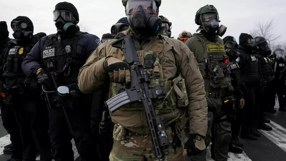Members of U.S. Customs and Border Protection (CBP) and other law enforcement officials stand guard, in front of the Bishop Henry Whipple Federal Building, during a protest more than a week after an ICE agent fatally shot Renee Nicole Good, in Minneapolis, Minnesota, U.S., January 17, 2026. REUTERS/Seth Herald  TPX IMAGES OF THE DAY / Foto: Seth Herald
