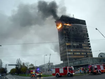 18.11.2025. - Zagreb, Hrvatska - Pozar u Vjesnikovom neboderu. Vatra se siri na nize katove. Svi vatrogasci s podrucja grada su na terenu i pokusavaju vatru staviti pod nadzor. Photo: Josip Mikacic/PIXSELL