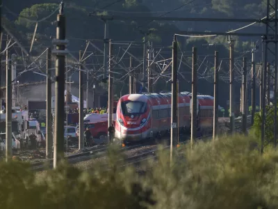 20 January 2026, Spain, Adamuz: Rescue teams work on one of the two high-speed trains involved in an accident that killed several dozen people on the evening of January 18, 2026, when the trains, traveling in opposite directions, derailed near Adamuz in the Andalusian province of C&oacute;rdoba. Photo: Joaquin Corchero/EUROPA PRESS/dpa
